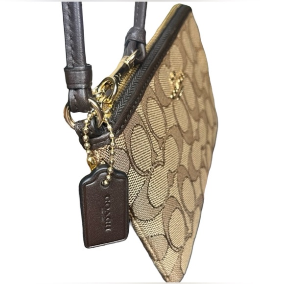 Coach Horse and Carriage corner zip wristlet with gift bag and bowđ„ - Picture 6 of 15